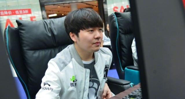 B费上演帽子戏法帮助曼联晋级八强！欧联杯打进10粒点球历史最多